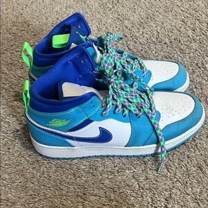 Nike Kids White and Blue Sneakers with Green Accents